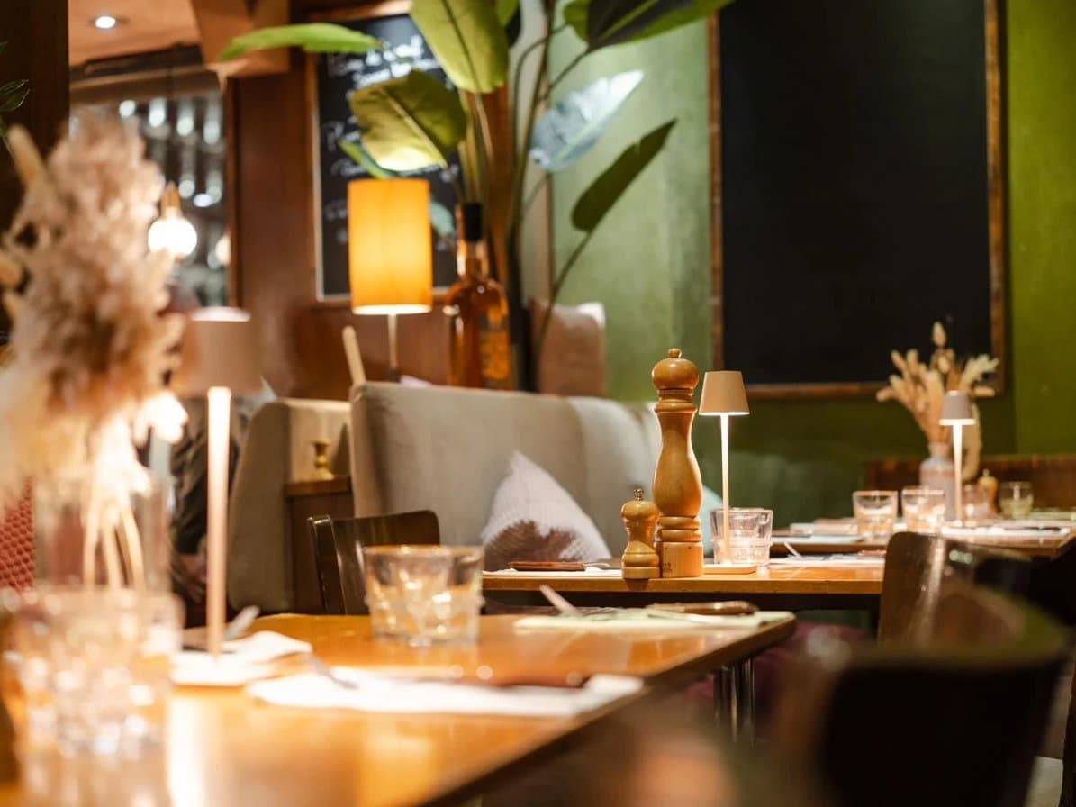 Une brasserie au pied de l'Étoile